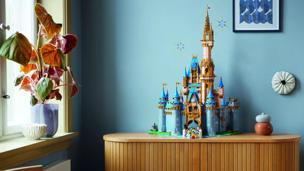 Le nouveau château LEGO Disney pour le 100ème anniversaire de Disney se veut (aussi) un objet d'art - Lego