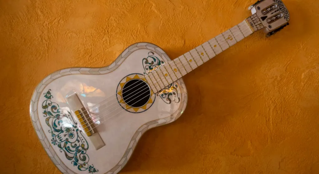 Guitare d'Héctor, redécouverte par Miguel - disneylandparis news