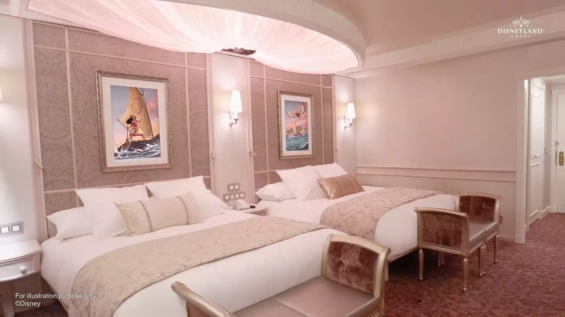 Chambre Deluxe, avec sa palette de couleurs plus douces et ses tonalités doré et pourpre - Disneyland Paris